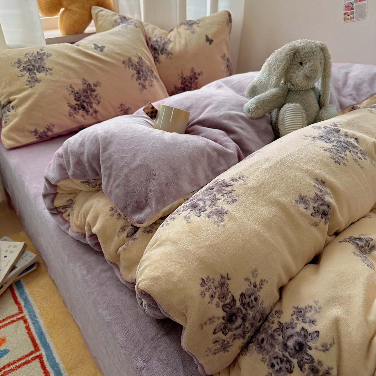 91家纺网 家纺一手货源 找家纺 繁花家居 2025新款200克牛奶绒小清新卡通复古风三件套四件套 墨染