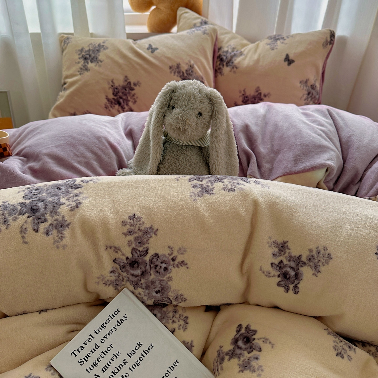 91家纺网 家纺一手货源 找家纺 繁花家居 2025新款200克牛奶绒小清新卡通复古风三件套四件套 墨染