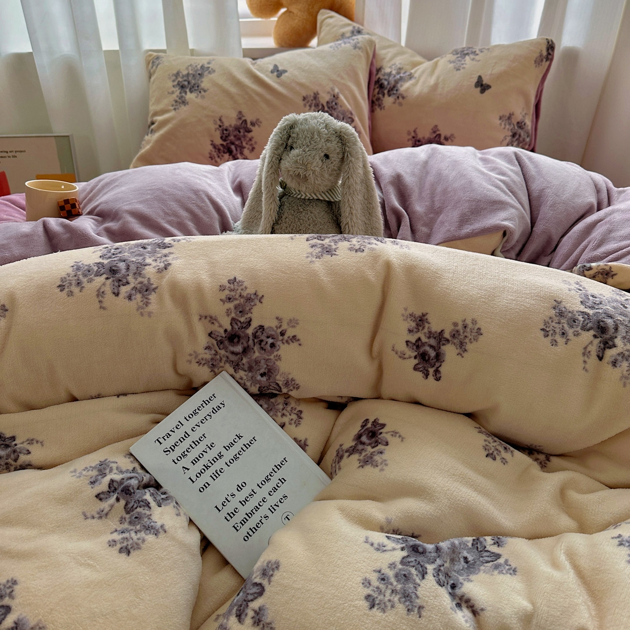 91家纺网 家纺一手货源 找家纺 繁花家居 2025新款200克牛奶绒小清新卡通复古风三件套四件套 墨染