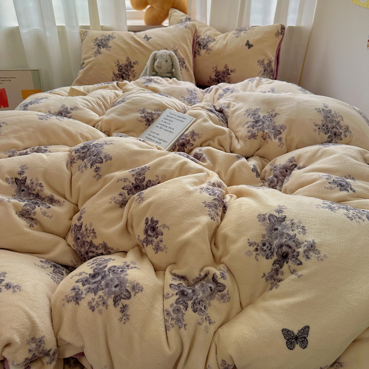 91家纺网 家纺一手货源 找家纺 繁花家居 2025新款200克牛奶绒小清新卡通复古风三件套四件套 墨染