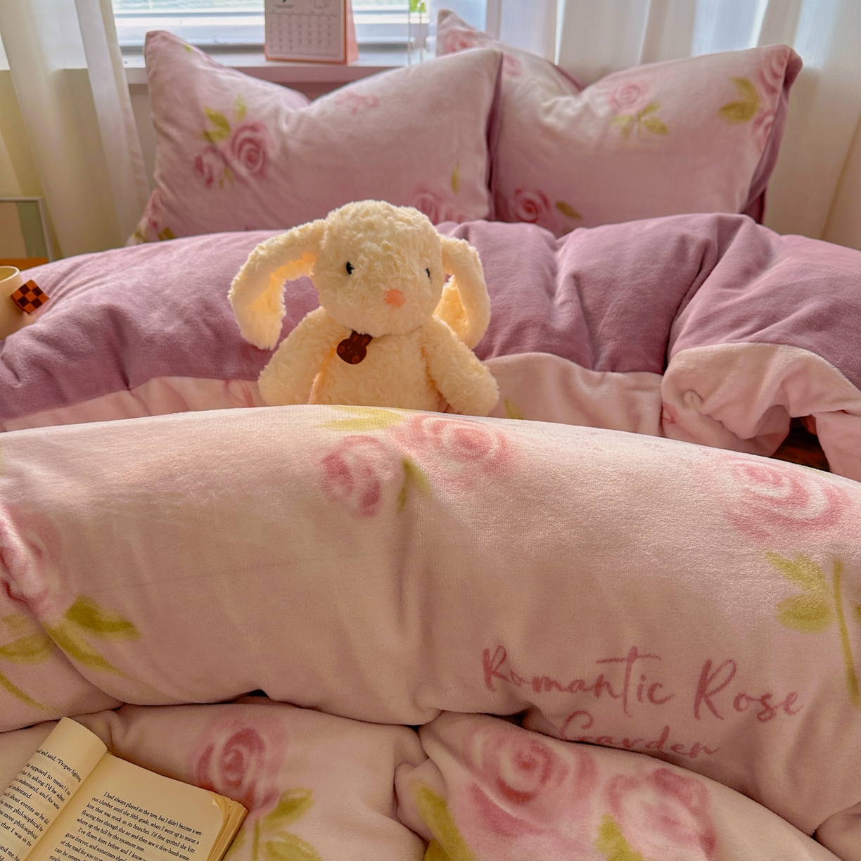 91家纺网 家纺一手货源 找家纺 繁花家居 2025新款200克牛奶绒小清新卡通复古风三件套四件套 千寻花语