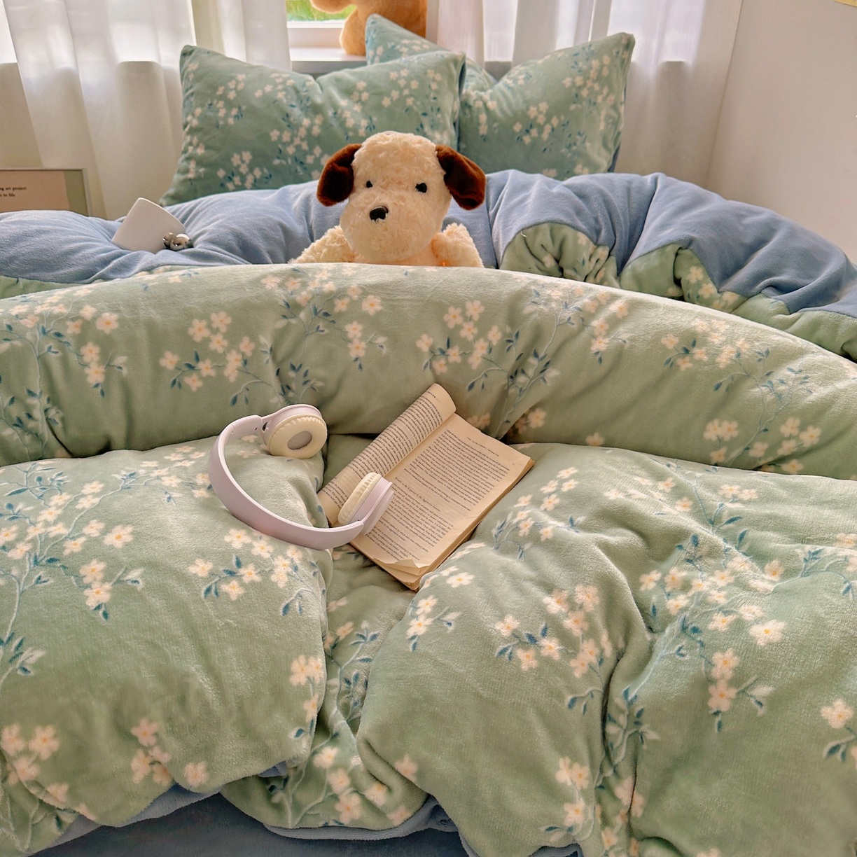 91家纺网 家纺一手货源 找家纺 繁花家居 2025新款200克牛奶绒小清新卡通复古风三件套四件套 若影华梦