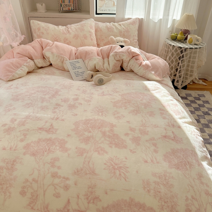 91家纺网 家纺一手货源 找家纺 繁花家居 2025新款200克牛奶绒小清新卡通复古风三件套四件套 藤蔓花影