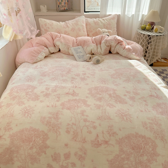 91家纺网 家纺一手货源 找家纺 繁花家居 2025新款200克牛奶绒小清新卡通复古风三件套四件套 藤蔓花影