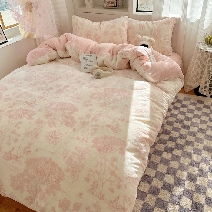 91家纺网 家纺一手货源 找家纺 繁花家居 2025新款200克牛奶绒小清新卡通复古风三件套四件套 藤蔓花影