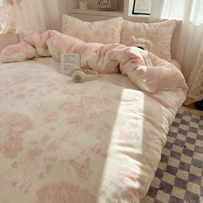 91家纺网 家纺一手货源 找家纺 繁花家居 2025新款200克牛奶绒小清新卡通复古风三件套四件套 藤蔓花影