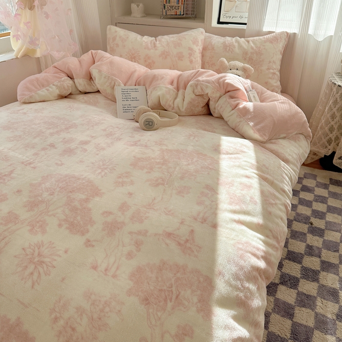 91家纺网 家纺一手货源 找家纺 繁花家居 2025新款200克牛奶绒小清新卡通复古风三件套四件套 藤蔓花影