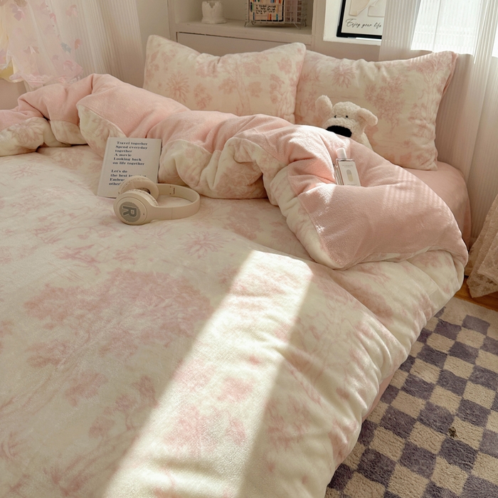 91家纺网 家纺一手货源 找家纺 繁花家居 2025新款200克牛奶绒小清新卡通复古风三件套四件套 藤蔓花影