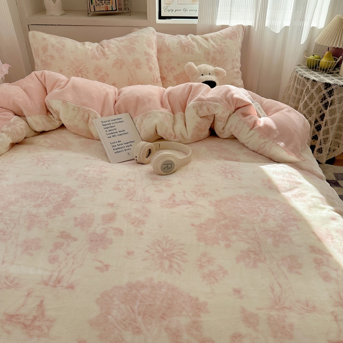 91家纺网 家纺一手货源 找家纺 繁花家居 2025新款200克牛奶绒小清新卡通复古风三件套四件套 藤蔓花影