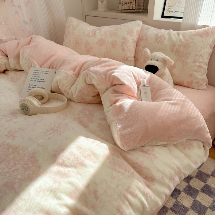 91家纺网 家纺一手货源 找家纺 繁花家居 2025新款200克牛奶绒小清新卡通复古风三件套四件套 藤蔓花影