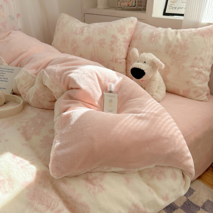 91家纺网 家纺一手货源 找家纺 繁花家居 2025新款200克牛奶绒小清新卡通复古风三件套四件套 藤蔓花影