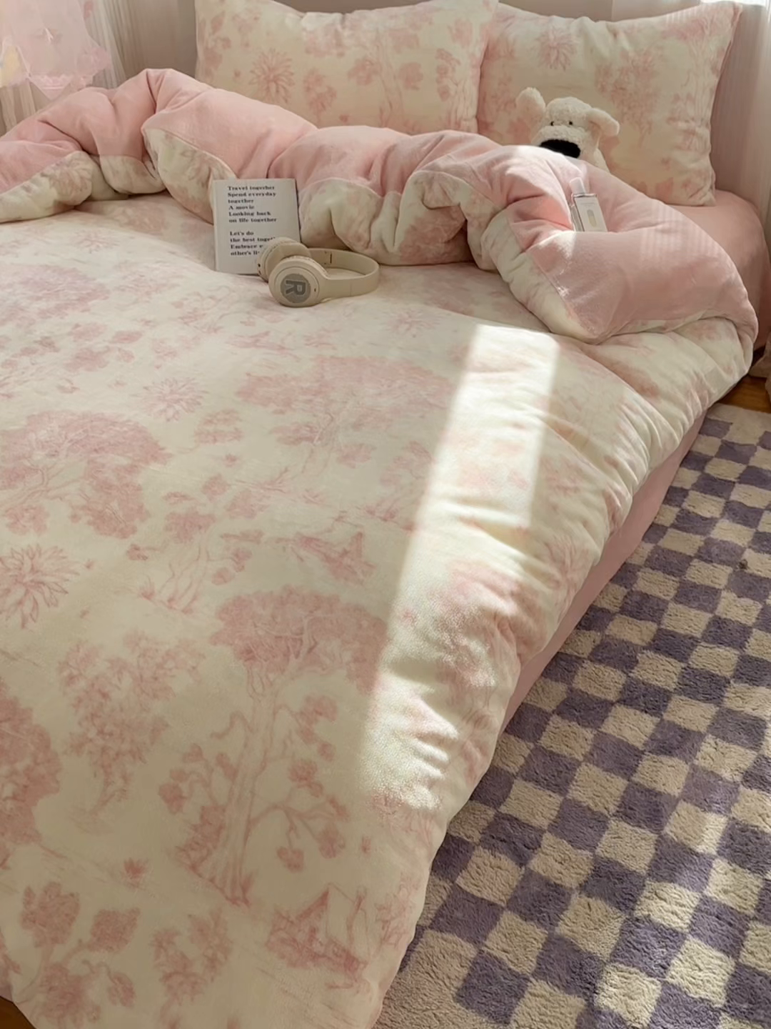 91家纺网 家纺一手货源 找家纺 繁花家居 2025新款200克牛奶绒小清新卡通复古风三件套四件套 藤蔓花影