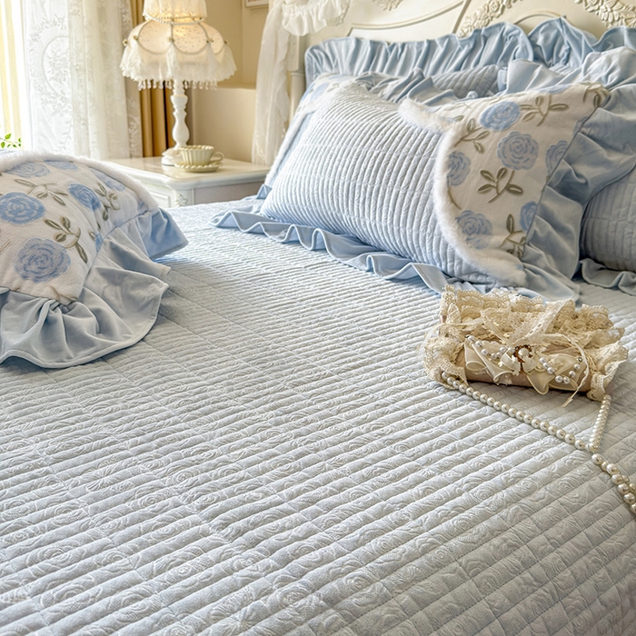 91家纺网 家纺一手货源 找家纺 宜凡家纺 2025新款婴儿绒压花撞色双拼夹棉床盖四件套 床盖款-予花