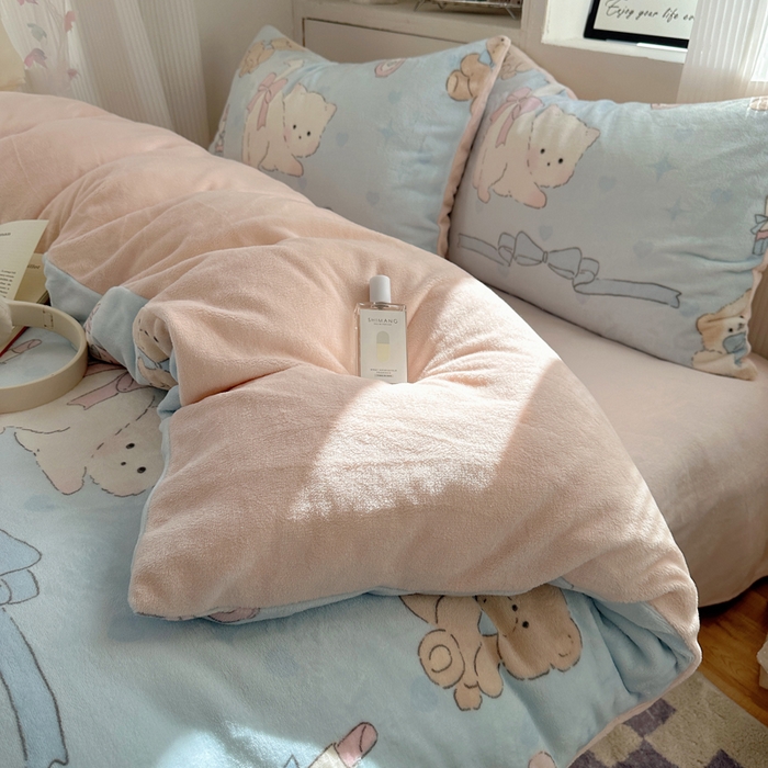 91家纺网 家纺一手货源 找家纺 繁花家居 2025新款200克牛奶绒小清新卡通复古风三件套四件套 小猫奶油