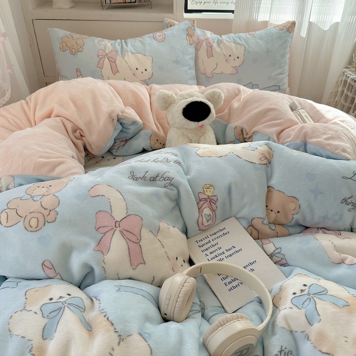 91家纺网 家纺一手货源 找家纺 繁花家居 2025新款200克牛奶绒小清新卡通复古风三件套四件套 小猫奶油