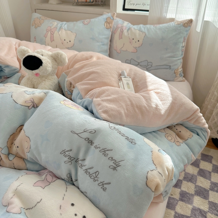 91家纺网 家纺一手货源 找家纺 繁花家居 2025新款200克牛奶绒小清新卡通复古风三件套四件套 小猫奶油