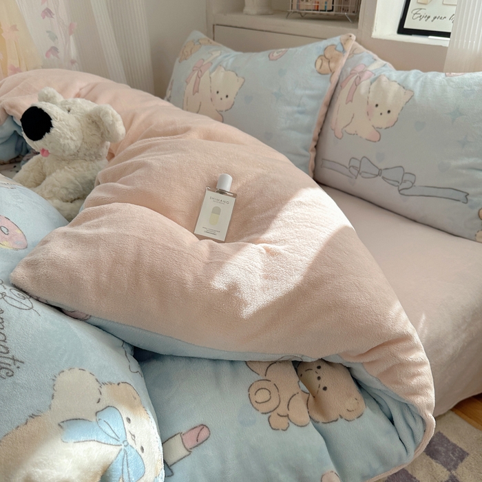 91家纺网 家纺一手货源 找家纺 繁花家居 2025新款200克牛奶绒小清新卡通复古风三件套四件套 小猫奶油