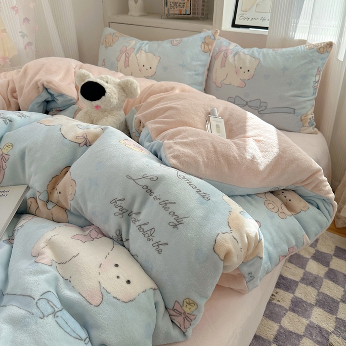 91家纺网 家纺一手货源 找家纺 繁花家居 2025新款200克牛奶绒小清新卡通复古风三件套四件套 小猫奶油