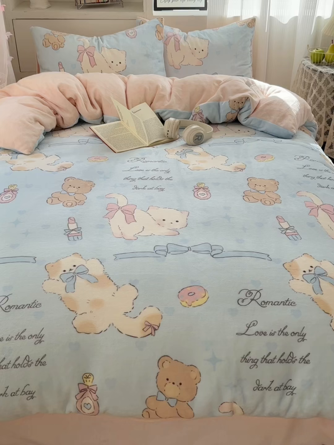 91家纺网 家纺一手货源 找家纺 繁花家居 2025新款200克牛奶绒小清新卡通复古风三件套四件套 小猫奶油