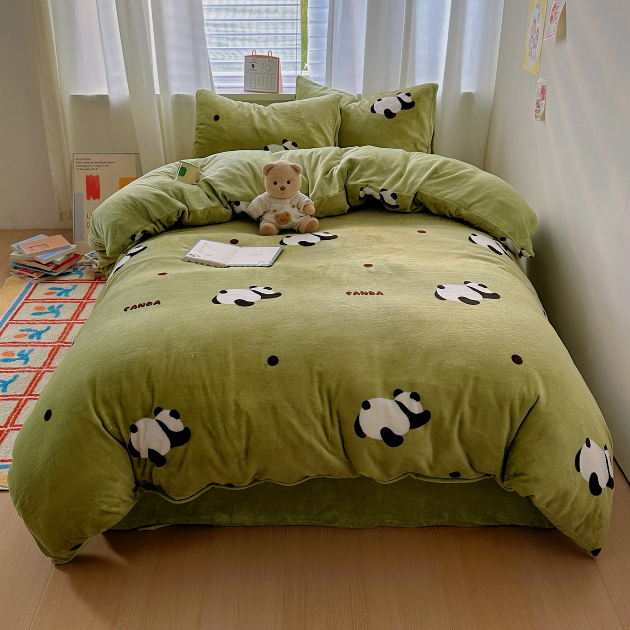 91家纺网 家纺一手货源 找家纺 繁花家居 2025新款200克牛奶绒小清新卡通复古风三件套四件套 熊猫蹲蹲