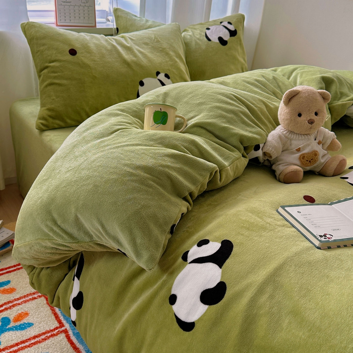 91家纺网 家纺一手货源 找家纺 繁花家居 2025新款200克牛奶绒小清新卡通复古风三件套四件套 熊猫蹲蹲