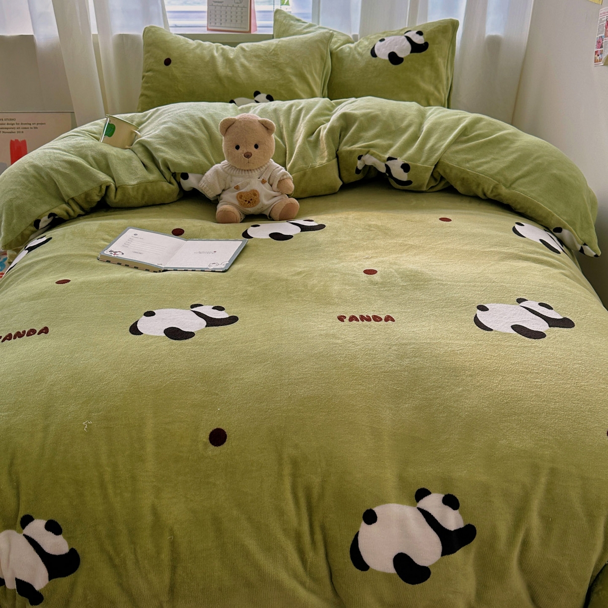 91家纺网 家纺一手货源 找家纺 繁花家居 2025新款200克牛奶绒小清新卡通复古风三件套四件套 熊猫蹲蹲