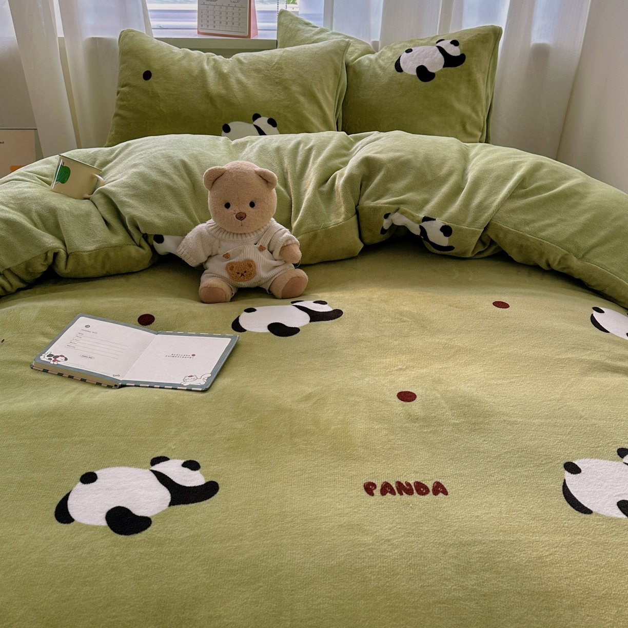 91家纺网 家纺一手货源 找家纺 繁花家居 2025新款200克牛奶绒小清新卡通复古风三件套四件套 熊猫蹲蹲