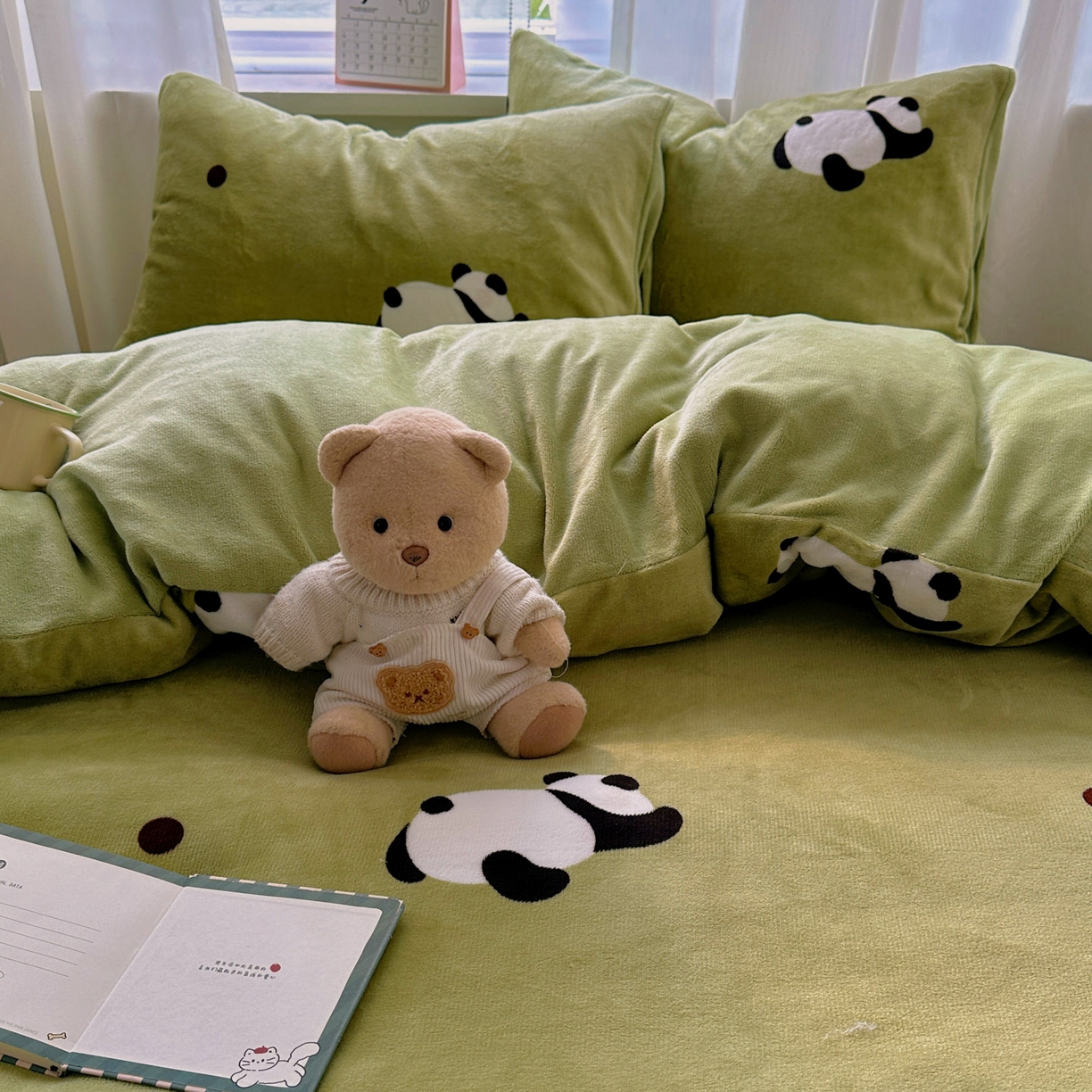 91家纺网 家纺一手货源 找家纺 繁花家居 2025新款200克牛奶绒小清新卡通复古风三件套四件套 熊猫蹲蹲