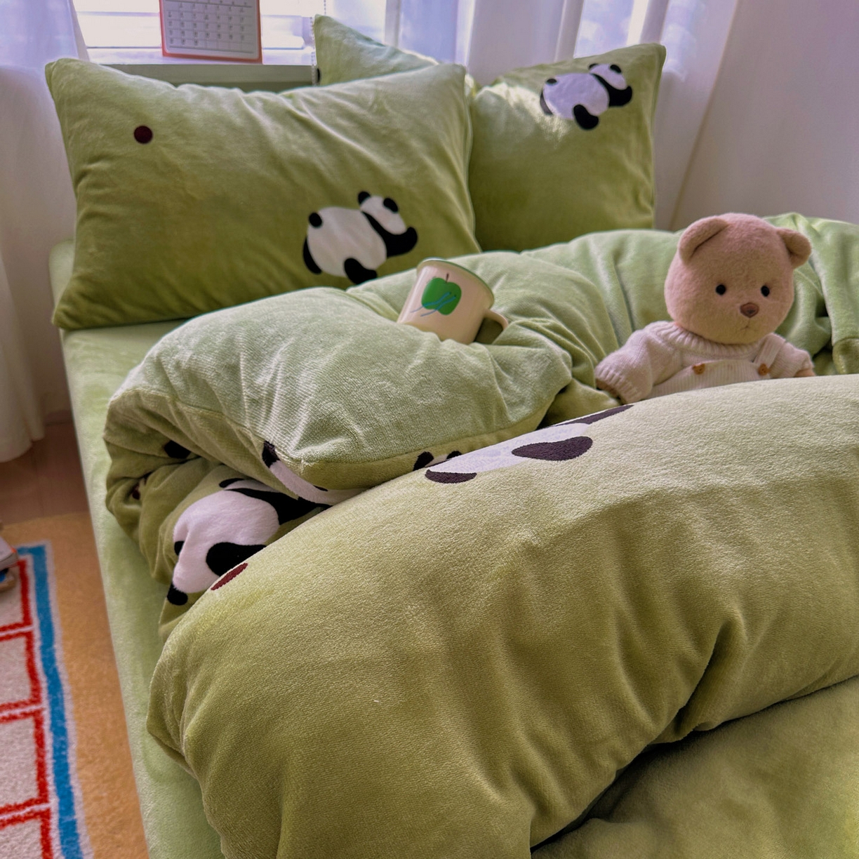 91家纺网 家纺一手货源 找家纺 繁花家居 2025新款200克牛奶绒小清新卡通复古风三件套四件套 熊猫蹲蹲