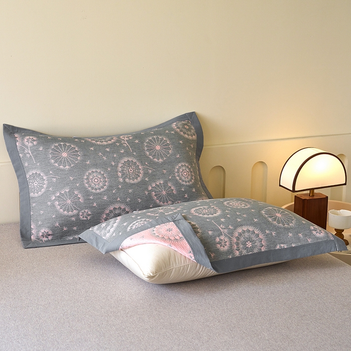 91家纺网 家纺一手货源 找家纺 棠薇家纺 2025新款简约包边款枕巾纯棉枕巾夹绵枕巾透气吸汗 朵朵蒲英粉枕巾