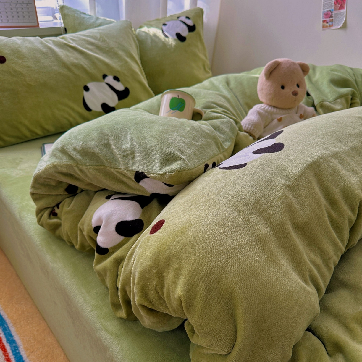 91家纺网 家纺一手货源 找家纺 繁花家居 2025新款200克牛奶绒小清新卡通复古风三件套四件套 熊猫蹲蹲