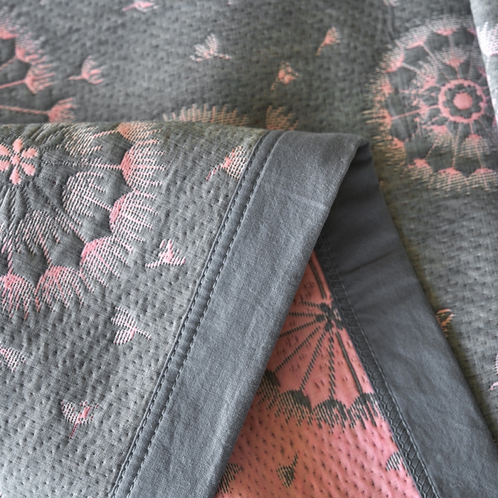 91家纺网 家纺一手货源 找家纺 棠薇家纺 2025新款简约包边款枕巾纯棉枕巾夹绵枕巾透气吸汗 朵朵蒲英粉枕巾