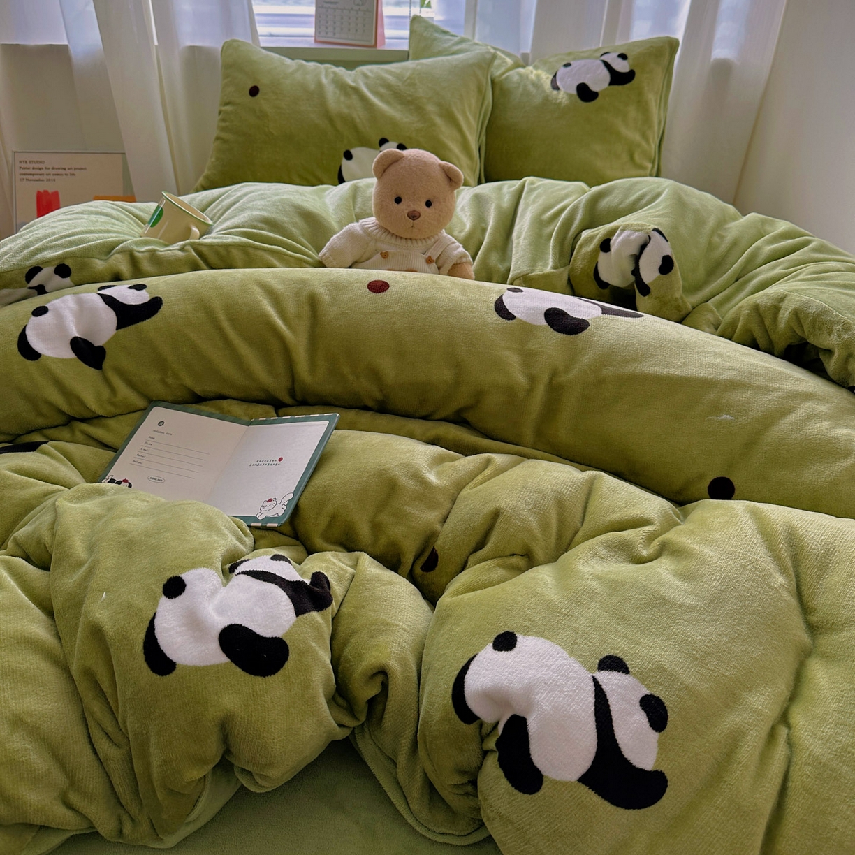 91家纺网 家纺一手货源 找家纺 繁花家居 2025新款200克牛奶绒小清新卡通复古风三件套四件套 熊猫蹲蹲