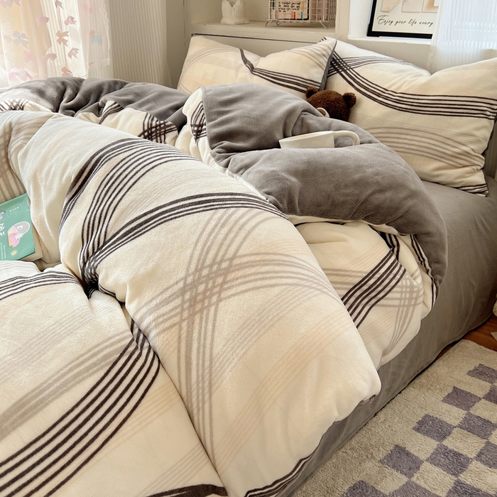 91家纺网 家纺一手货源 找家纺 繁花家居 2025新款200克牛奶绒小清新卡通复古风三件套四件套 旋律灰