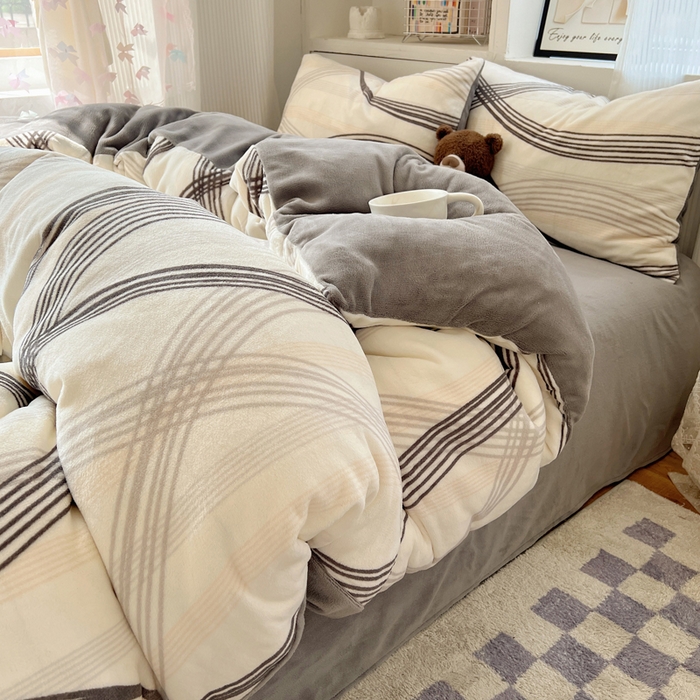 91家纺网 家纺一手货源 找家纺 繁花家居 2025新款200克牛奶绒小清新卡通复古风三件套四件套 旋律灰