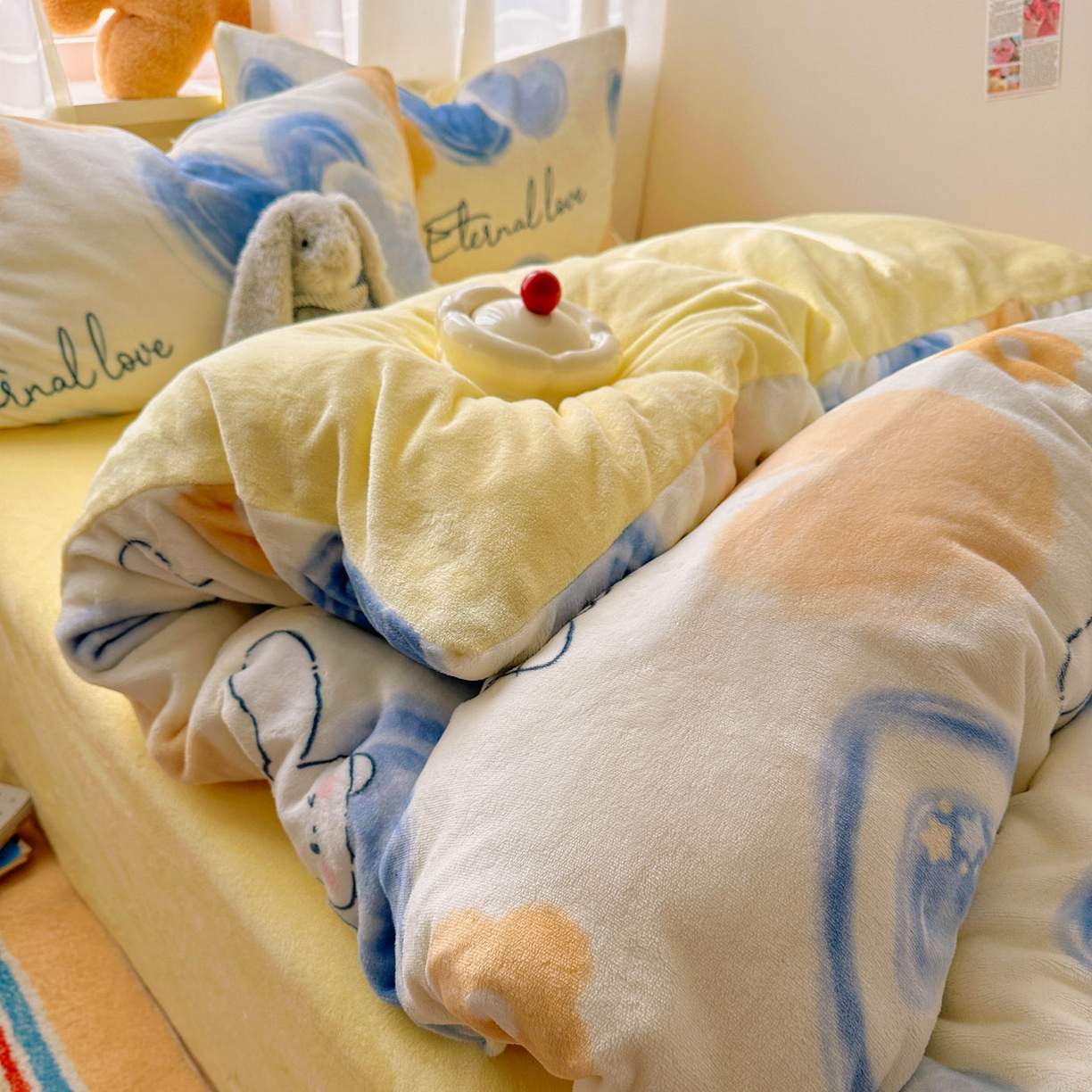 91家纺网 家纺一手货源 找家纺 繁花家居 2025新款200克牛奶绒小清新卡通复古风三件套四件套 长耳朵狗