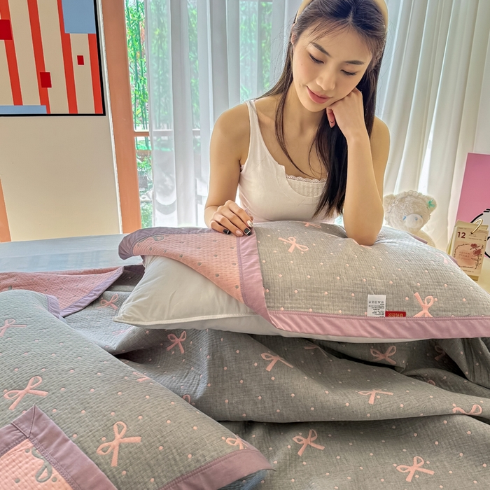 91家纺网 家纺一手货源 找家纺 棠薇家纺 2025新款简约包边款枕巾纯棉枕巾夹绵枕巾透气吸汗 粉相思枕巾