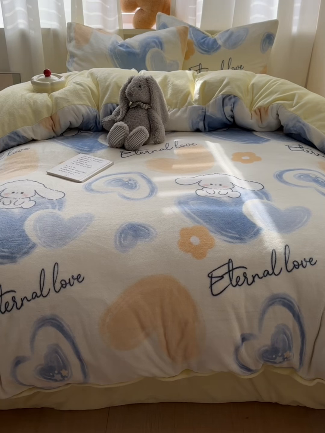 91家纺网 家纺一手货源 找家纺 繁花家居 2025新款200克牛奶绒小清新卡通复古风三件套四件套 长耳朵狗