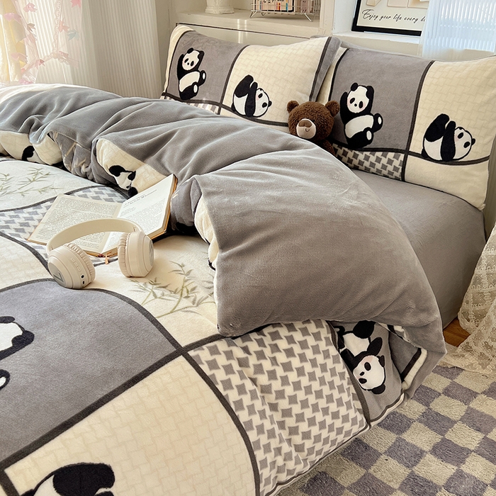 91家纺网 家纺一手货源 找家纺 繁花家居 2025新款200克牛奶绒小清新卡通复古风三件套四件套 竹林团子