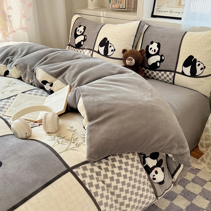 91家纺网 家纺一手货源 找家纺 繁花家居 2025新款200克牛奶绒小清新卡通复古风三件套四件套 竹林团子