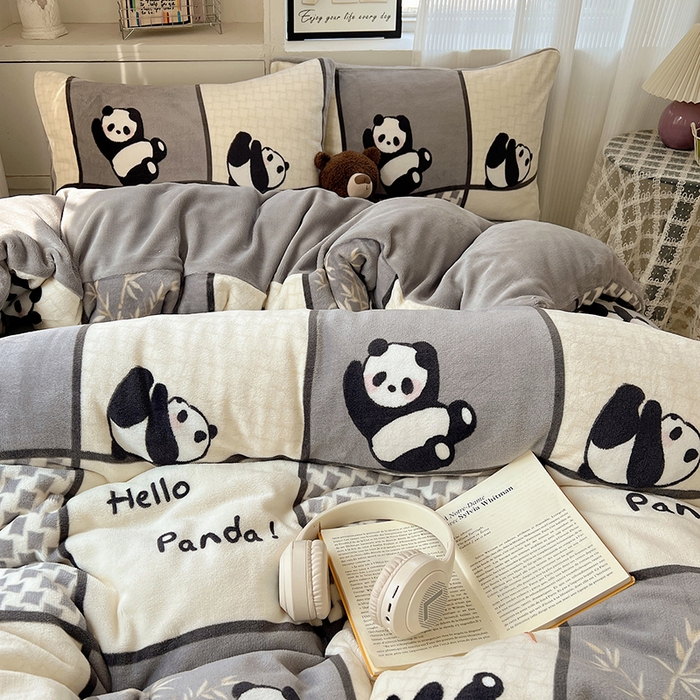 91家纺网 家纺一手货源 找家纺 繁花家居 2025新款200克牛奶绒小清新卡通复古风三件套四件套 竹林团子