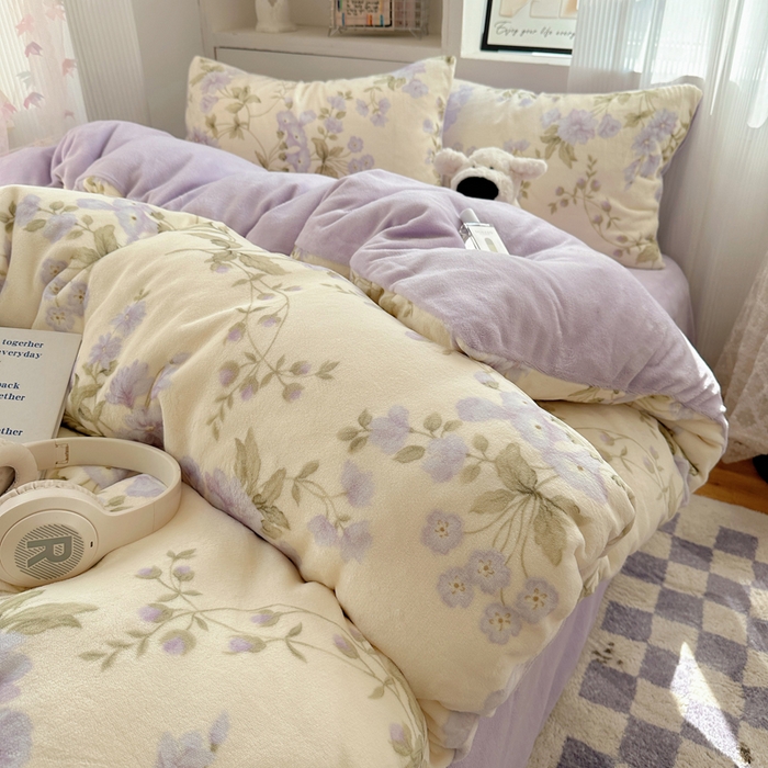 91家纺网 家纺一手货源 找家纺 繁花家居 2025新款200克牛奶绒小清新卡通复古风三件套四件套 紫色风铃