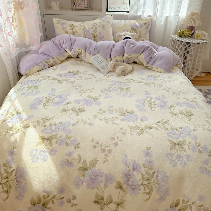 91家纺网 家纺一手货源 找家纺 繁花家居 2025新款200克牛奶绒小清新卡通复古风三件套四件套 紫色风铃