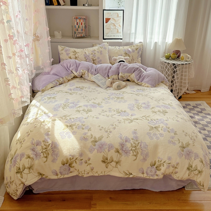 91家纺网 家纺一手货源 找家纺 繁花家居 2025新款200克牛奶绒小清新卡通复古风三件套四件套 紫色风铃