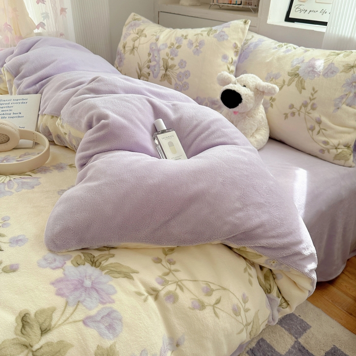 91家纺网 家纺一手货源 找家纺 繁花家居 2025新款200克牛奶绒小清新卡通复古风三件套四件套 紫色风铃