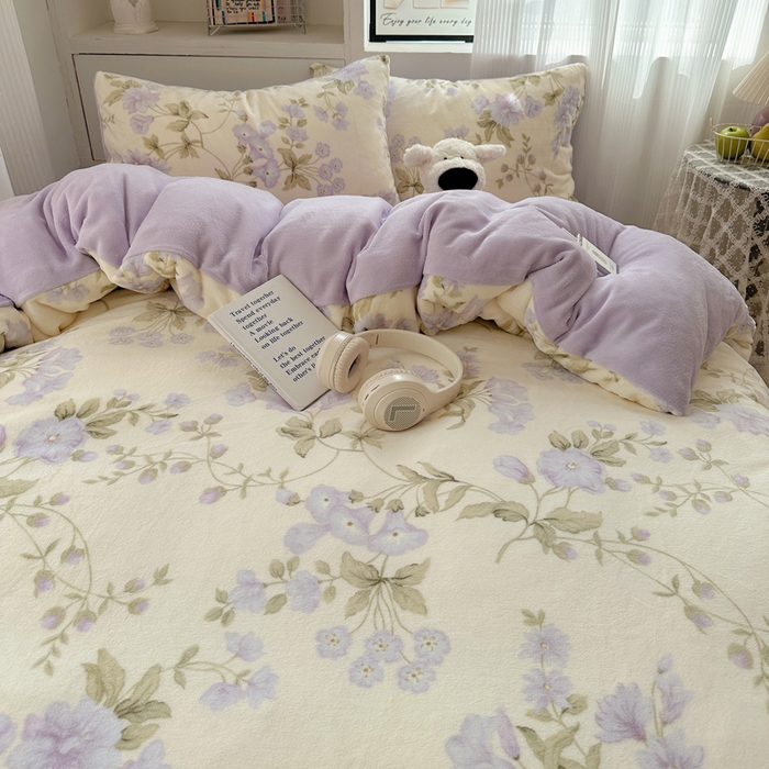 91家纺网 家纺一手货源 找家纺 繁花家居 2025新款200克牛奶绒小清新卡通复古风三件套四件套 紫色风铃