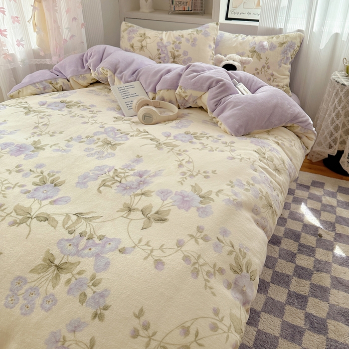 91家纺网 家纺一手货源 找家纺 繁花家居 2025新款200克牛奶绒小清新卡通复古风三件套四件套 紫色风铃