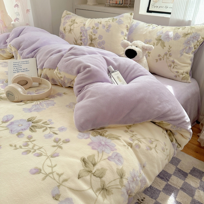 91家纺网 家纺一手货源 找家纺 繁花家居 2025新款200克牛奶绒小清新卡通复古风三件套四件套 紫色风铃