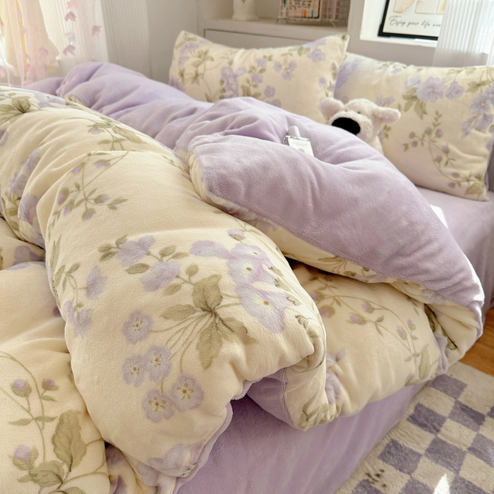 91家纺网 家纺一手货源 找家纺 繁花家居 2025新款200克牛奶绒小清新卡通复古风三件套四件套 紫色风铃