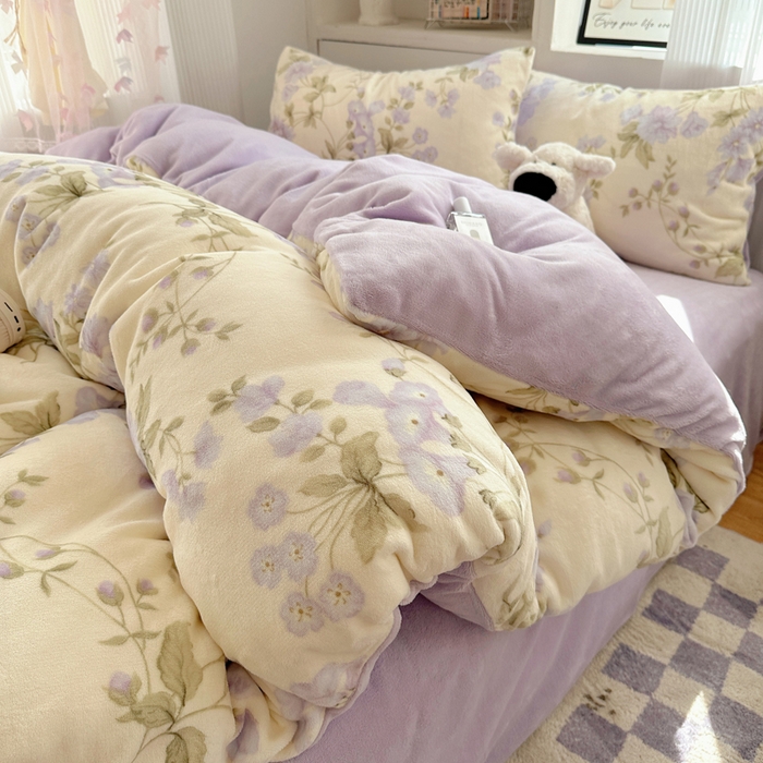 91家纺网 家纺一手货源 找家纺 繁花家居 2025新款200克牛奶绒小清新卡通复古风三件套四件套 紫色风铃